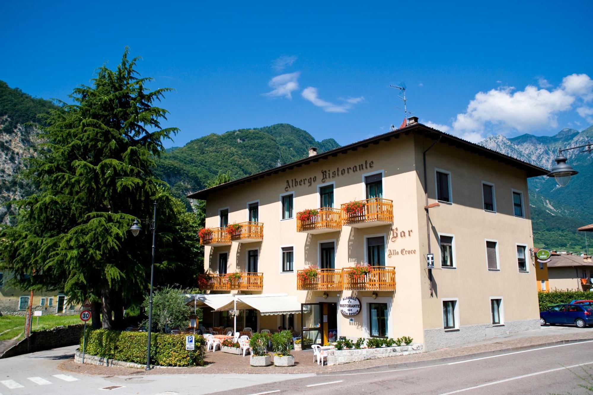 Hotel Antica Croce - Gardaslowemotion Tenno Buitenkant foto