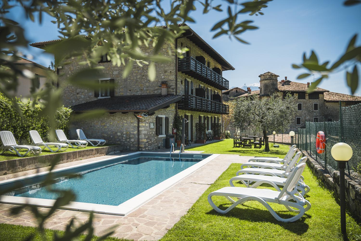 Hotel Antica Croce - Gardaslowemotion Tenno Buitenkant foto